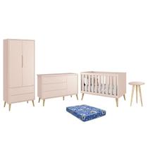Dormitório Theo Retrô 2 Portas, Cômoda 1 Porta, Berço, Mesa de Apoio Rosa Fosco com Pés Madeira Natural e Colchão - Reller Móveis Dormitório Theo Retrô 2 Portas, Cômoda 1 Porta, Berço, Mesa de Apoio Rosa Fosco com Pés Madeira Natural e Colchão - Reller Móveis