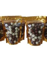 Drageas de chocolate ao leite e branco com flocos de arroz