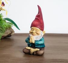 Duende rezando meditando paz, proteção e equilíbrio espiritual Duende rezando meditando paz, proteção e equilíbrio espiritual