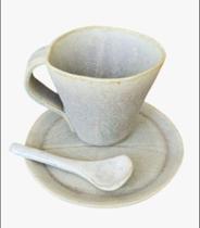 Dupla de xícaras de cerâmica com pires e colher