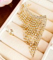 Ear Cuff em strass com ponto de luz. Folheado no ouro 1 milésimo mais banho de verniz italiano. Ear Cuff em strass com ponto de luz. Folheado no ouro 1 milésimo mais banho de verniz italiano.