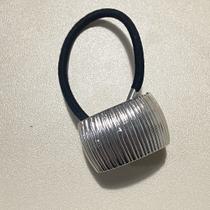 Elástico Prendedor com Enfeite Metal Riscado Elástico Prendedor com Enfeite Metal Riscado