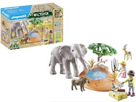 Elefante de brinquedo Playmobil no poço de água com lançamento de água