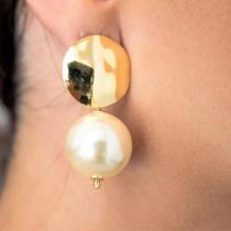 Elegância clássica. Brinco banhado em ouro 18k com pérola 20 mm shell