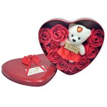 Embalagem Coração Em Lata Com Urso Pelúcia E Rosas Vermelhas Embalagem Coração Em Lata Com Urso Pelúcia E Rosas Vermelhas