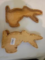 embalagem de chocolate no formato de uma coelho feito em madeira e palha embalagem de chocolate no formato de uma coelho feito em madeira e palha