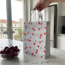 Embalagem Para Presente Sacola Kraft Em Estilo Coração Com Cerejas Cor Cinza Em Alto Relevo Alça Torcida Tamannho G Embalagem Para Presente Sacola Kraft Em Estilo Coração Com Cerejas Cor Cinza Em Alto Relevo Alça Torcida Tamannho G