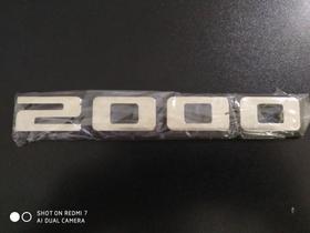 Emblema 2000 preto e prata material acrílico