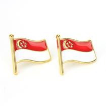 Emblema de lapela, bandeira de Singapura, acenando em vermelho e branco Emblema de lapela, bandeira de Singapura, acenando em vermelho e branco