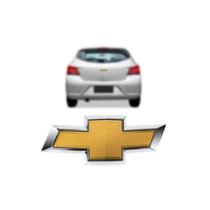 Emblema Gravata Dourada Porta Mala Onix Prisma 2012 a 2020