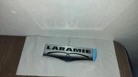 Emblema Laramie Tampa Traseira Dodge Ram 2012