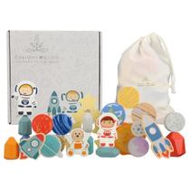 Empilhando blocos de madeira Callum + Willow Journey to the Moon Empilhando blocos de madeira Callum + Willow Journey to the Moon