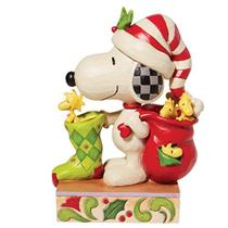 Enesco Peanuts por Jim Shore Snoopy com Woodstocks e uma estatueta de meia, 7 polegadas, multicolorido