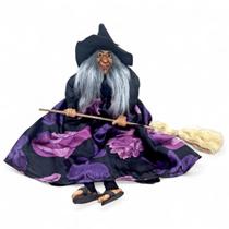 Enfeite Bruxa com Vassoura para Pendurar Flores Roxas 38 cm Enfeite Bruxa com Vassoura para Pendurar Flores Roxas 38 cm