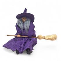 Enfeite Bruxa com Vassoura para Pendurar Roxinha 23 cm