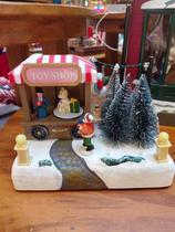 Enfeite Cenário Vila Natalina Musical Toy Shop Led Movimento Luz Som Casa Sala Quarto Escritório Mesa Rack Estante Papai Noel Natal Presente Hall