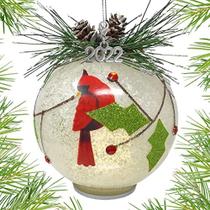 Enfeite de Natal LED Cardinal 2022 - Ilumine a Decoração de Natal da Bola - Acentos de Neve e Azevinho com Vegetação e Pinhas