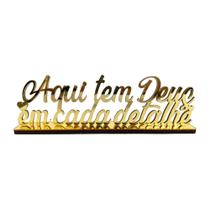 Enfeite Decorativo Aqui tem Deus 28cm - Acrílico Espelhado Dourado - Decoração de Luxo para Sala