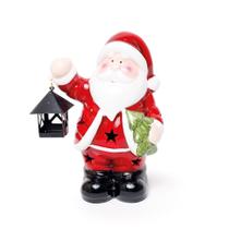 Enfeite decorativo de Noel com roupa vermelha e segurando lanterna e pinheiro. Com le - Cromus: 1204856