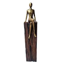 Enfeite Decorativo Mulher Sentada em Base de Madeira 34X7cm Enfeite Decorativo Mulher Sentada em Base de Madeira 34X7cm