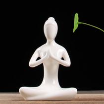 Enfeite Decorativo Yoga Porcelana Branca Sentada Mãos Unidas Peito - Interponte