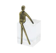 Enfeite Escultura Metal Dourado Sentado Cubo Transp.