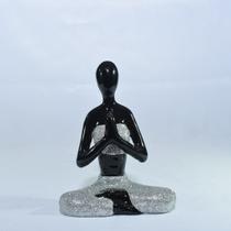 Enfeite estátua escultura mulher yoga em cerâmica 12 cm
