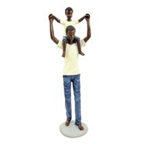 Enfeite Estátua Pai E Filho No Ombro 28x6x6cm Decorativo - INIGUAL