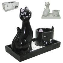 Enfeite gatinha de porcelana com porta vela / castical + base de madeira preto/branco - FWB