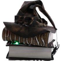 Enfeite Halloween de Terror Decoracao Gotica Livros e Chapeu de Bruxa Feiticeira Mesa Estante e Casa com Som e Luz Enfeite Halloween de Terror Decoracao Gotica Livros e Chapeu de Bruxa Feiticeira Mesa Estante e Casa com Som e Luz
