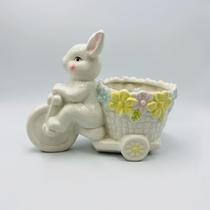 Enfeite Páscoa cerâmica Coelho Decorativo com Cesta Colorido 18,5x12,5x23cm Enfeite Páscoa cerâmica Coelho Decorativo com Cesta Colorido 18,5x12,5x23cm