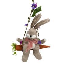 enfeite pascoa coelho no balanço de cenoura com flores
