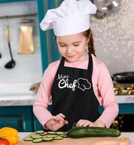 Ensine a seu filho a importância da higiene na cozinha com o nosso avental infantil Vida Pratika Mini Chef Preto!