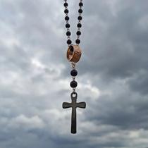 Escapulário Estilo Terço Beckham Colar Rosário Contas Pretas Dourado Crucifixo De Pescoço Escapulário Estilo Terço Beckham Colar Rosário Contas Pretas Dourado Crucifixo De Pescoço