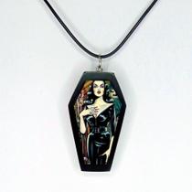 Esclusivo colar caixão arte resinada desenho vampira