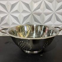 Escorredor de massa de inox grande fundo com alça para cozinha 40cm com pé prata de escorrer macarrão marracao massas
