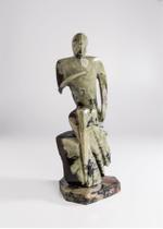 Escultura abstrata homem na pedra xisto esmeralda