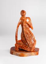 Escultura abstrata mulher com seu vestido em calcita laranja