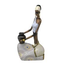 Escultura africana sentada decorativa com vestido em tecido e vaso
