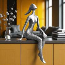 Escultura "Além do Horizonte" - Figura Feminina sentada e pensativa em forma abstrata olhando para o horizonte