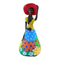 Escultura boneca c/vestido colorido e chapeu pintado a mao