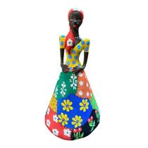 Escultura boneca c/vestido colorido pintado a mao