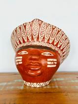 Escultura Cabeça Indígena Terena com Cocar em Cerâmica. Decoração Artesanal