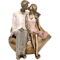 Escultura Casal Apaixonados Na Poltrona Em Resina - Espressione