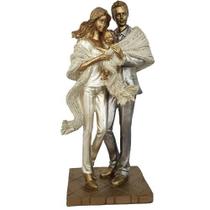 Escultura casal com bebê em resina - Carmella Presentes