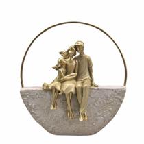 Escultura Casal Com Filha Em Resina Gold
