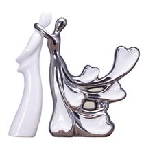 Escultura: casal de cerâmica, banhado a prata, abraço de 33 cm