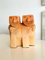 Escultura Casal de Homens Passeando em Cerâmica. Mano de Baé - Artesanal