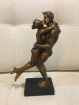 escultura casal romantico beijo e abraço