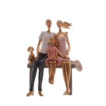Escultura casal sentados com filha cachorro Escultura casal sentados com filha cachorro